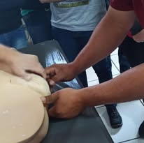 Participantes praticam técnica em manequim
