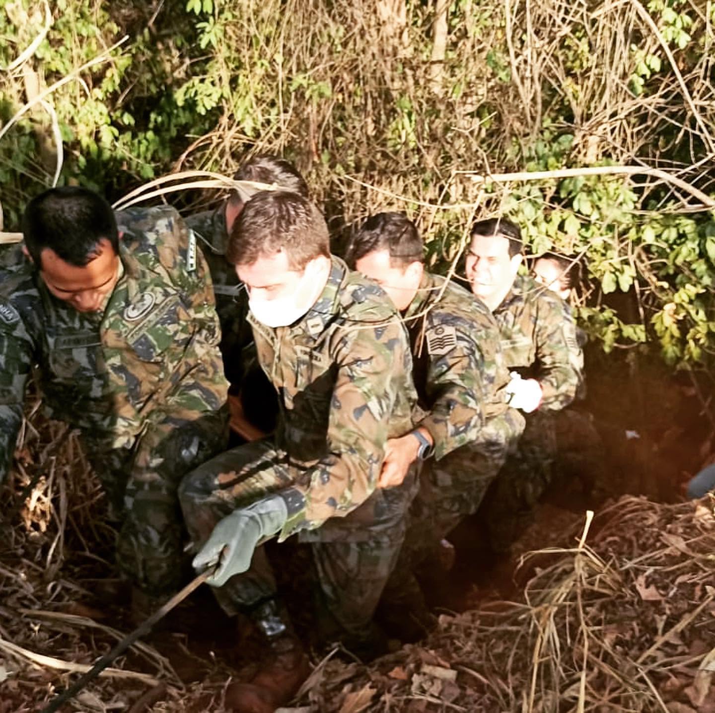 Equipe em exercício de resgate em mata
