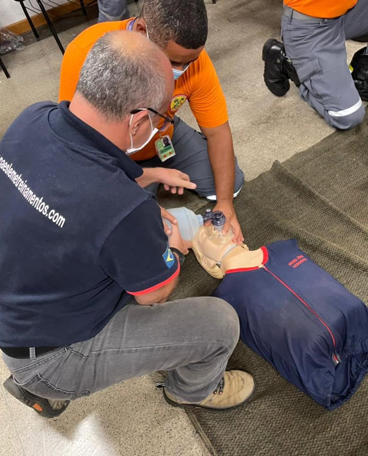 Instrutor orienta a prática de ventilação em manequim