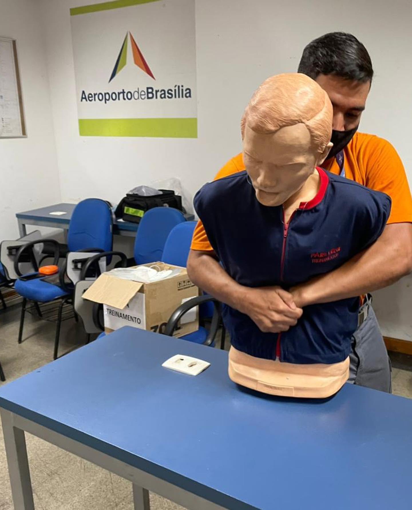 Treinamento com manequim em ambiente aeroportuário