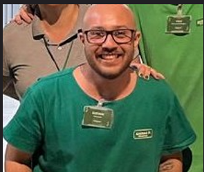 Gustavo Paes Leme, enfermeiro, usando uniforme profissional verde