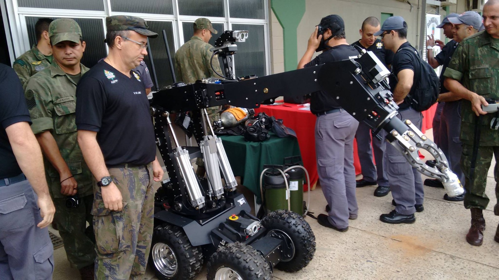 Paes Leme com camisa preta e calça camuflada durante uma atividade profissional